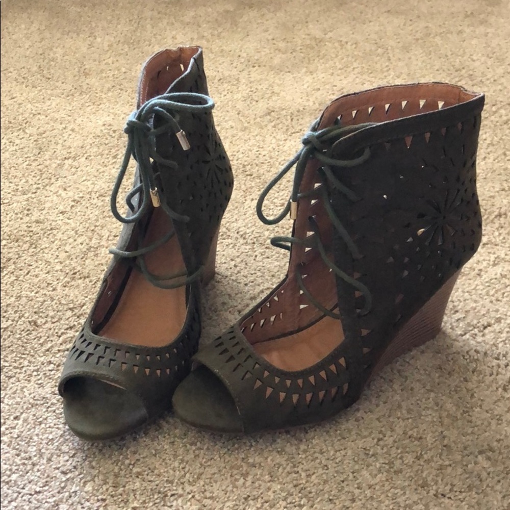 Report wedged Heels